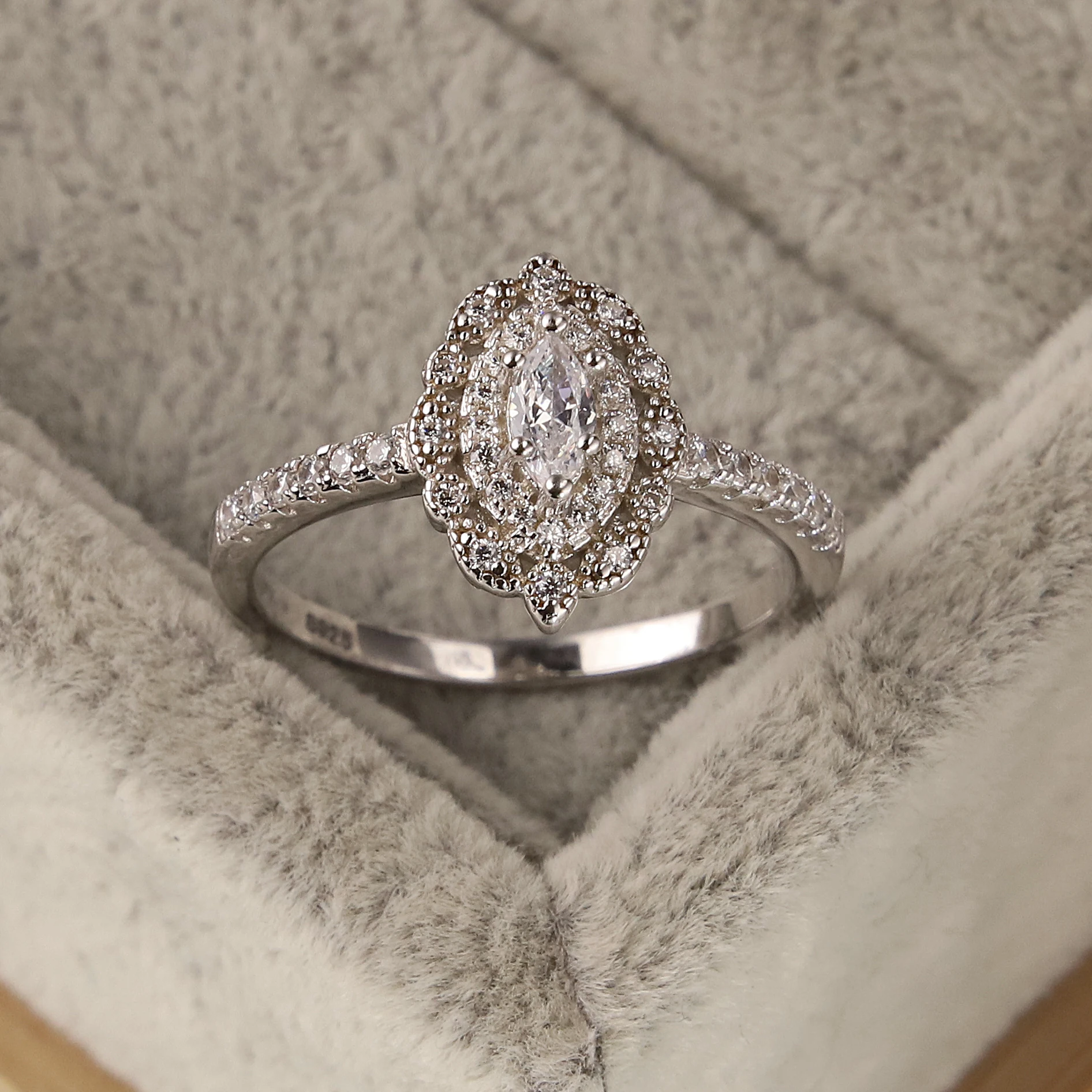 

Hot sale fashion 925 sterling silver ring microscope platinum atmosphere zircon wide man ms crystal jewelry ladies present