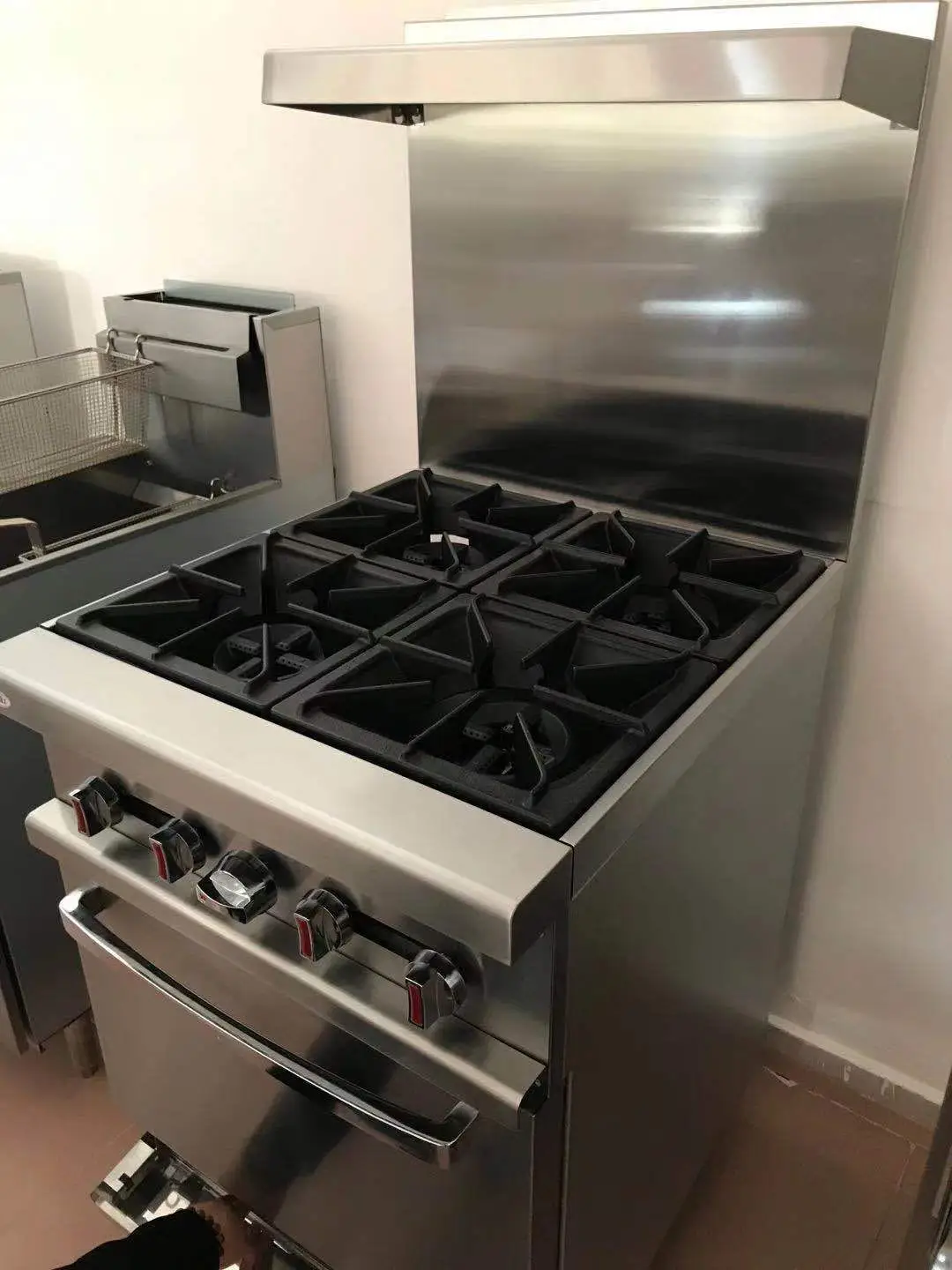 Gas stove with oven