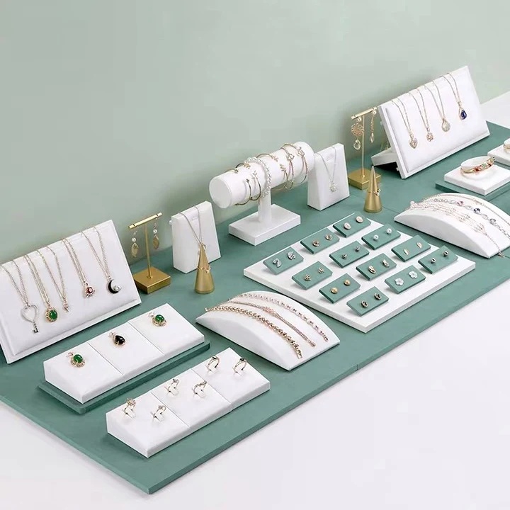 

luxury white color pu leather earring bracelet jewellery display stand custom windows jewelry display set, White+green
