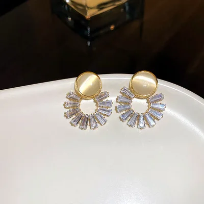 

Beauty Gold Plated Yellow Cat Eye Stone Stud Earrings Shining Topaz Hollow Crystal Diamond Flower Earrings For Women