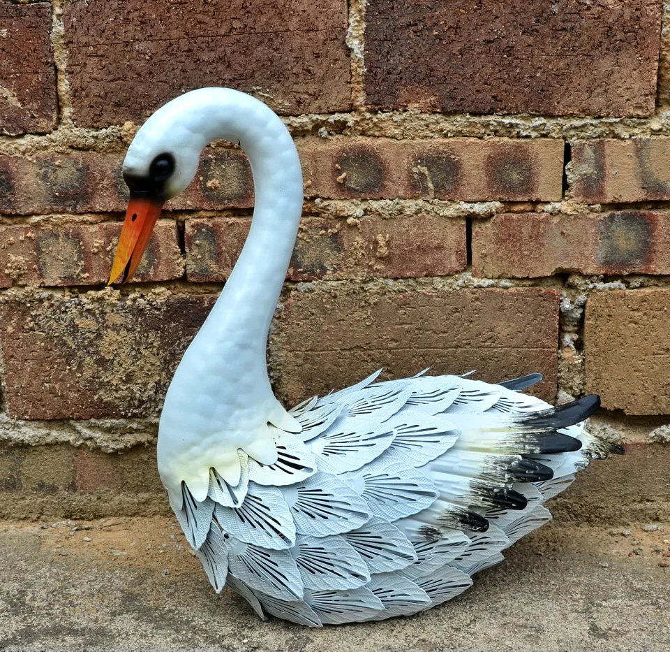 
lawn and garden ornaments outdoor white Metal Swan Sculpture 