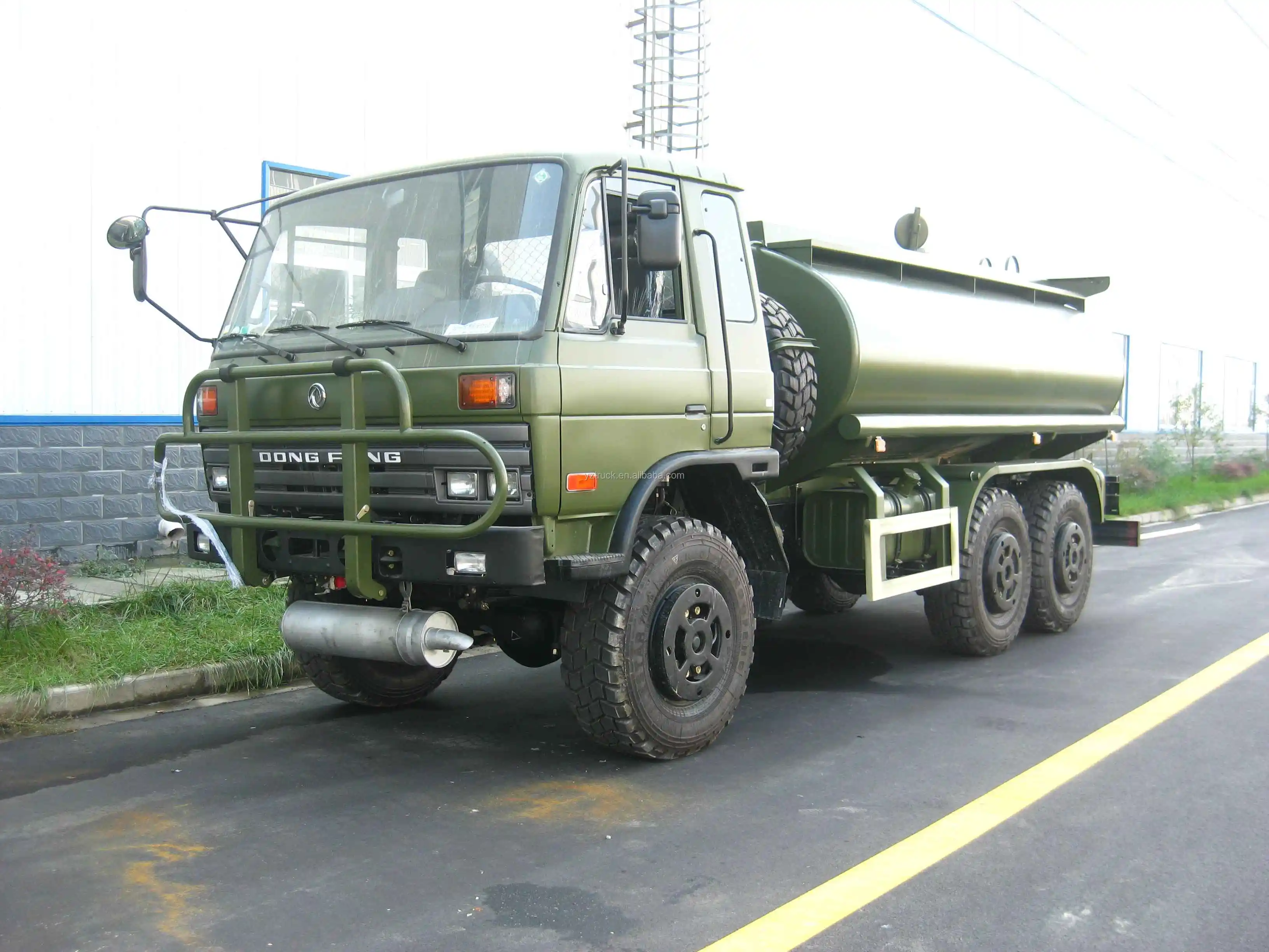 東風油罐車 10cbm 12-36 個月越野四驅燃油油罐車