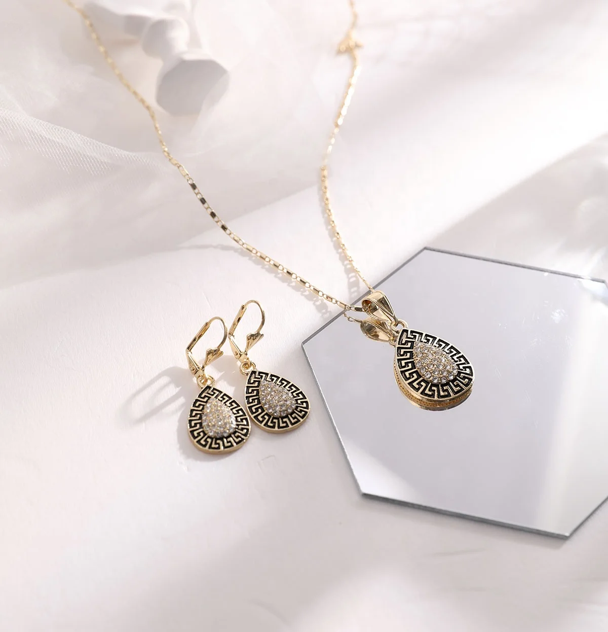 

Brazilian Gold Jewellery Dubai Cheap Bridal Jewelry sets Muslin 18k Gold Plated Zircon Greek Key Necklace and Earrings Set