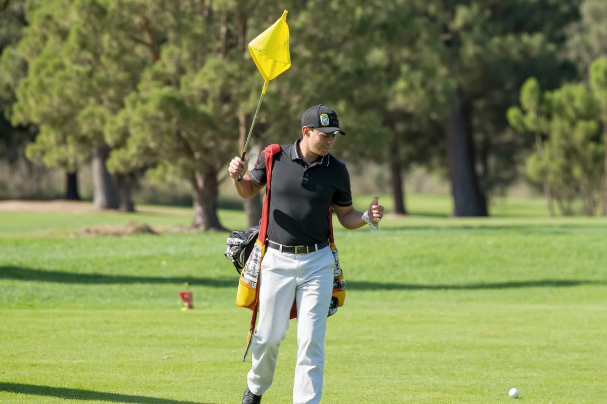 how much does a golf caddy make