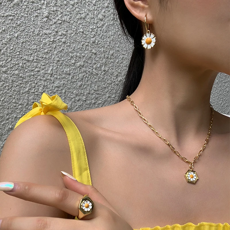 

Yellow Enamel Daisy Flower Necklaces Hexagon Coin Necklaces for Women Chain Minimalist Necklace 2020 Trendy Jewelry