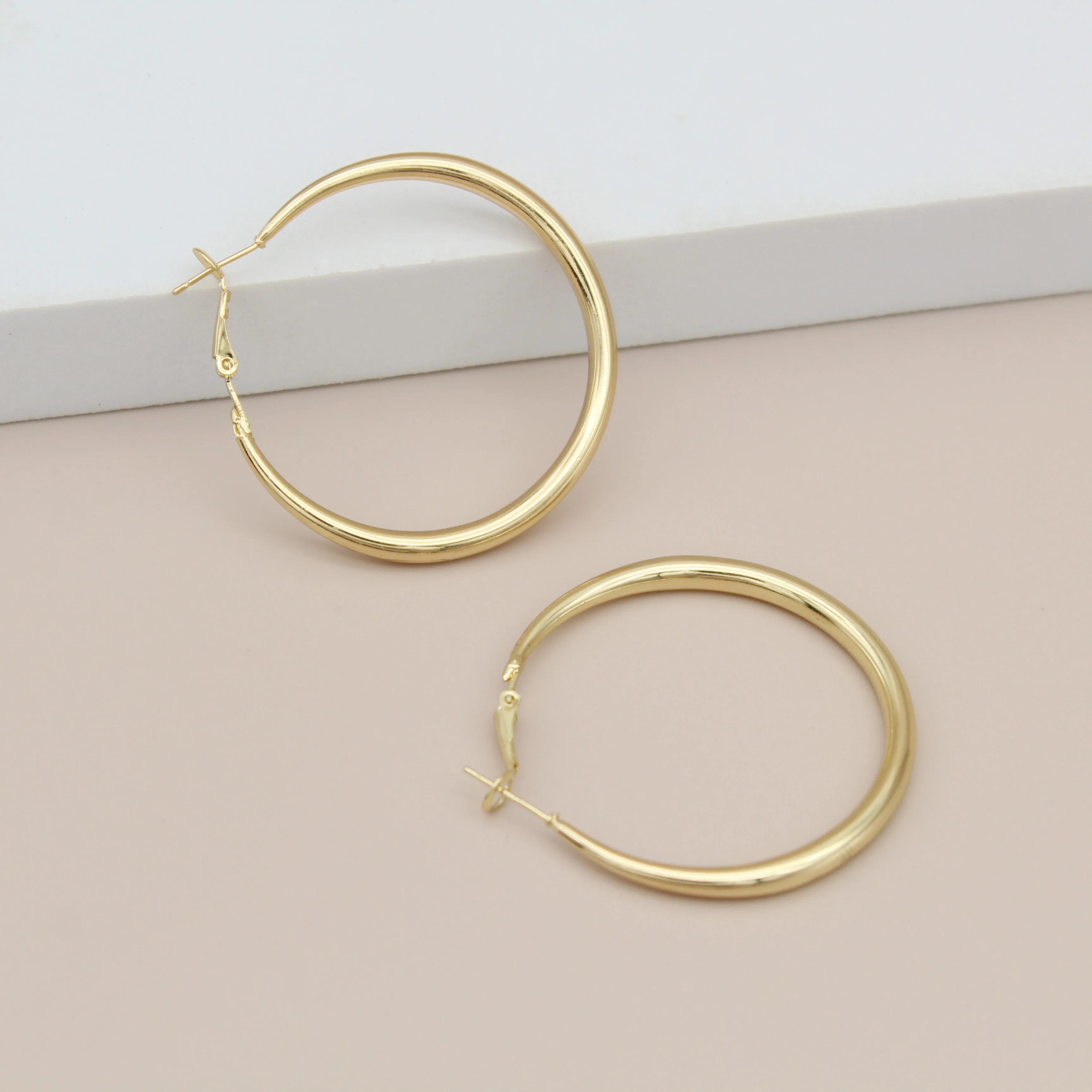 

Jachon Individual Hoop Earrings Large Simple Gold Color Fashion Clasp Rounded Earring For Women, Same as the pic