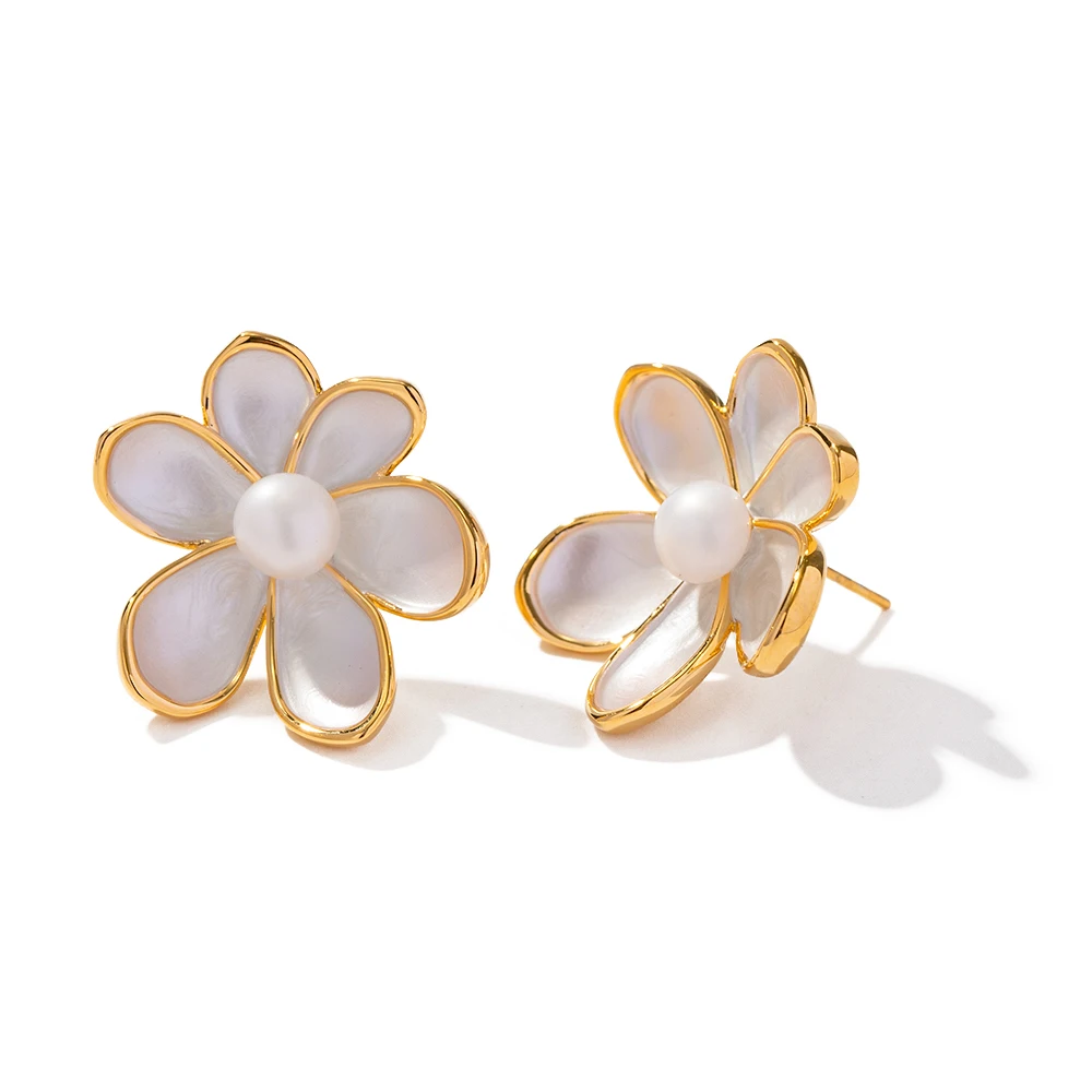 

Vintage White Flower with Pearl Inlaid Stud Earring 18K Gold Plated Brass Material Elegant Earring