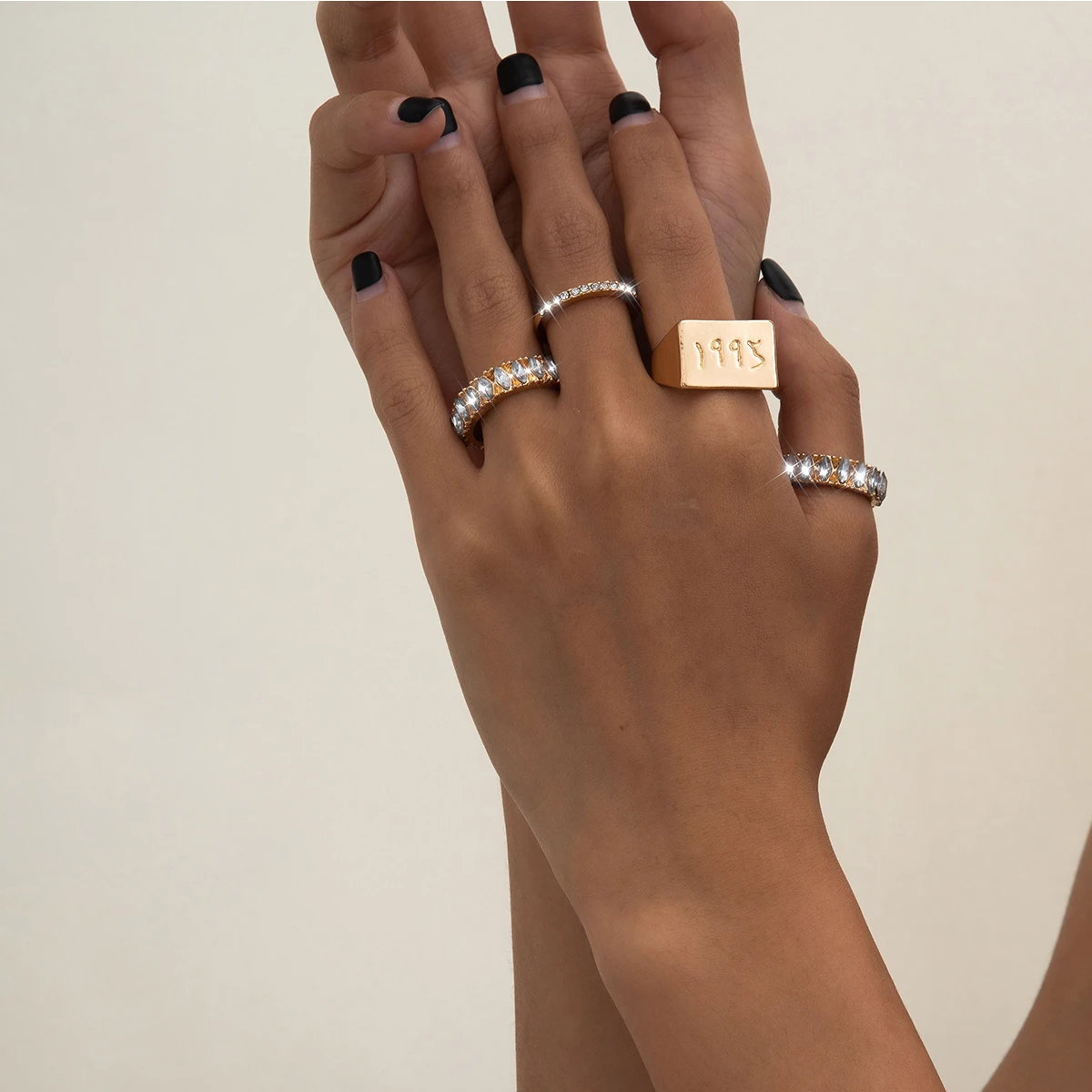 

SHIXIN Fashion 4Pcs/Set Gold Hoop Ring Handmade Rhinestone Circle Finger Rings Set 1995 Year Ring for Women Birthday Jewelry
