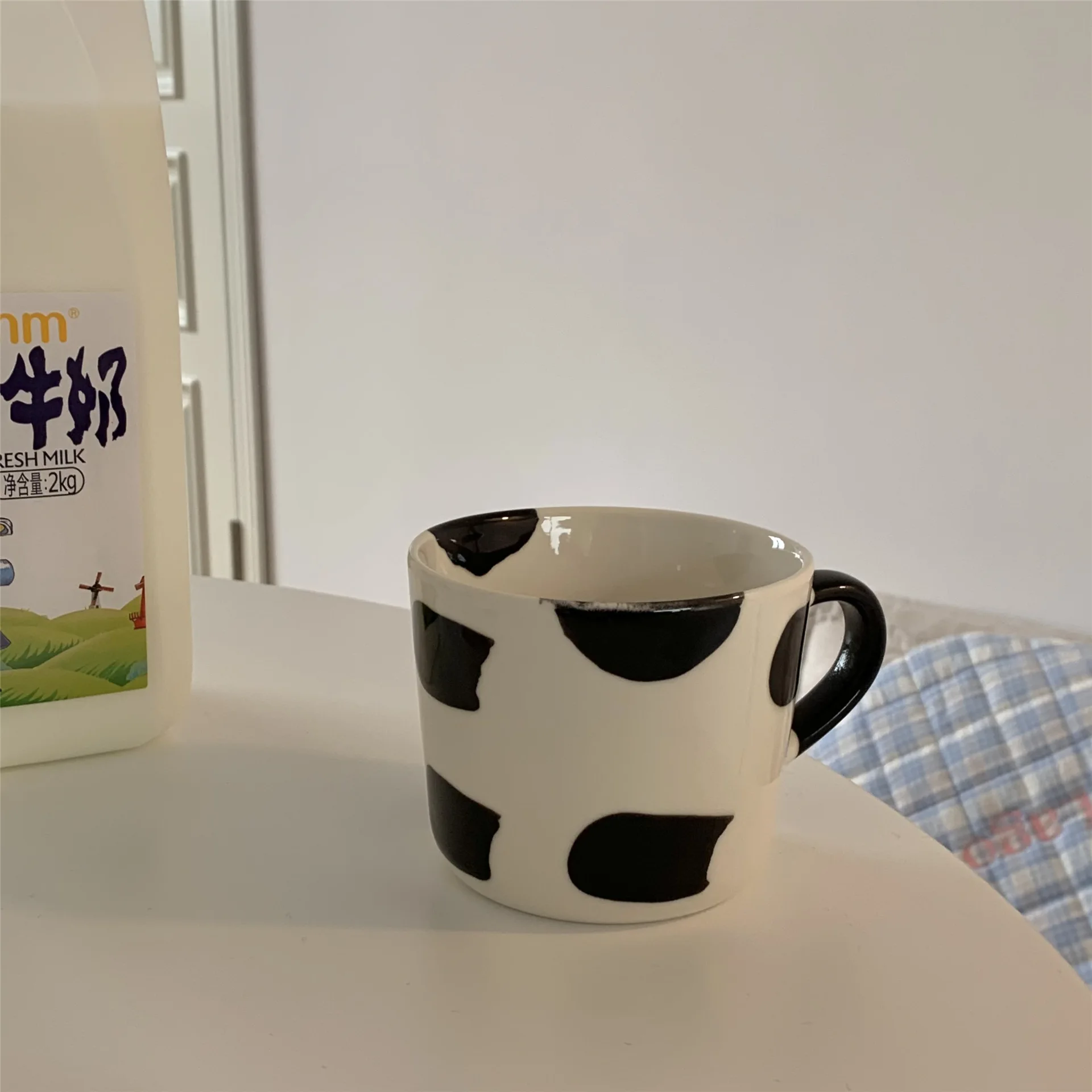 

Wholesale cute cow spots black and white milk ceramic mugs, As pciture