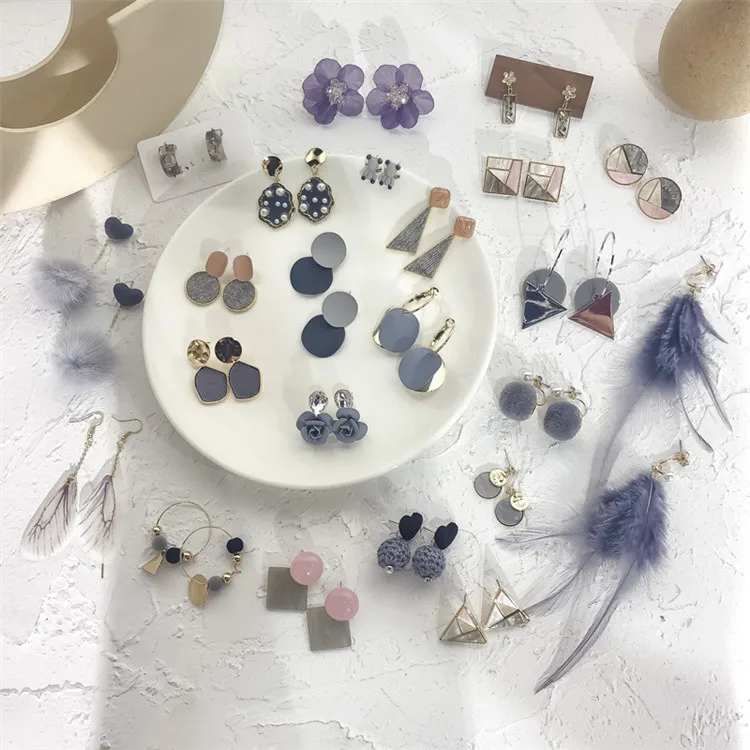 

CLARMER Ins Fashion High Quality Grey Resin Flower Studs Earrings Autumn Winter New Morandi Grey Feather Earrings Women, Custom