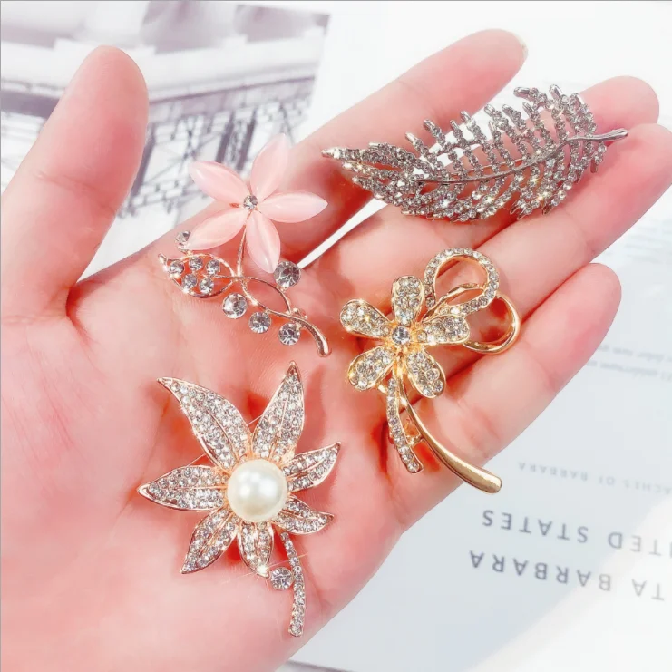 

Jewelry Accessories Crystal Flower Designer Brooches And Pins Pins Brooches Luxury Metal for Women, Gold