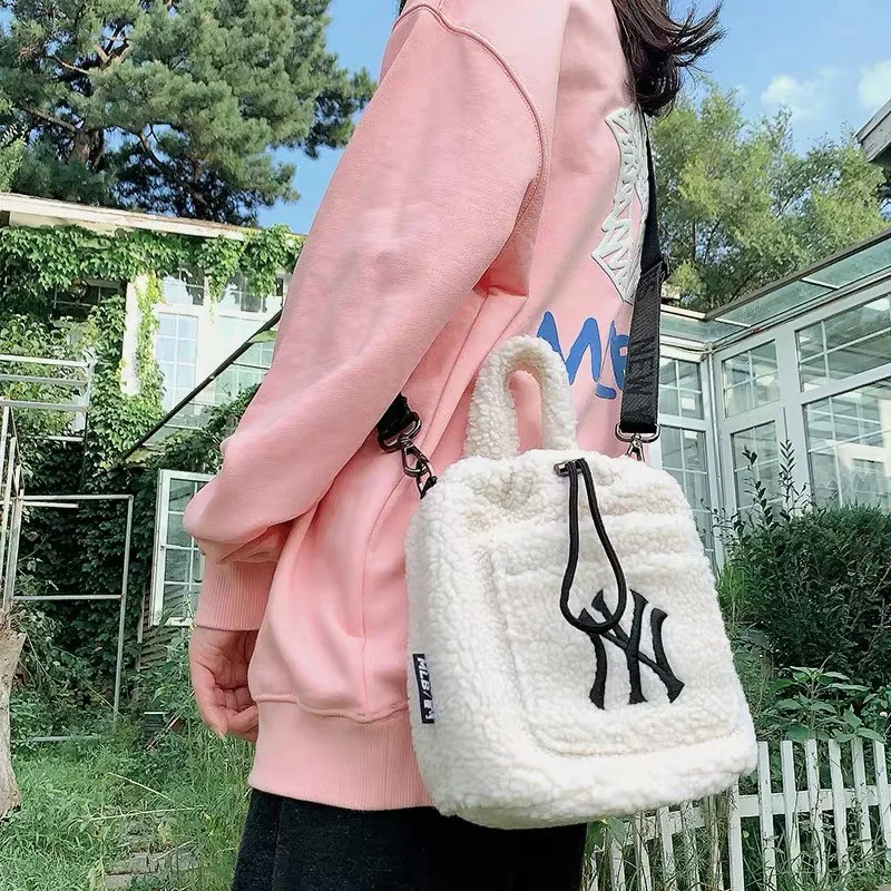 

LB0143 New arrival 2020 autumn winter ins style women handbags lamb hair drawstring bucket bag small shoulder bag, As the picture