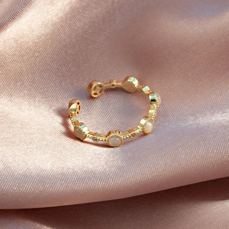 

Opal ring small opening can adjust the forefinger ring