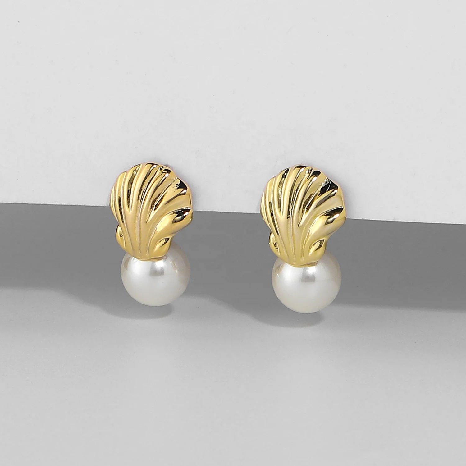 

2021 New Trend Pearl Drop Earrings Bride Wedding Jewerly 14K Gold Plated Brass Shell Stud Earrings