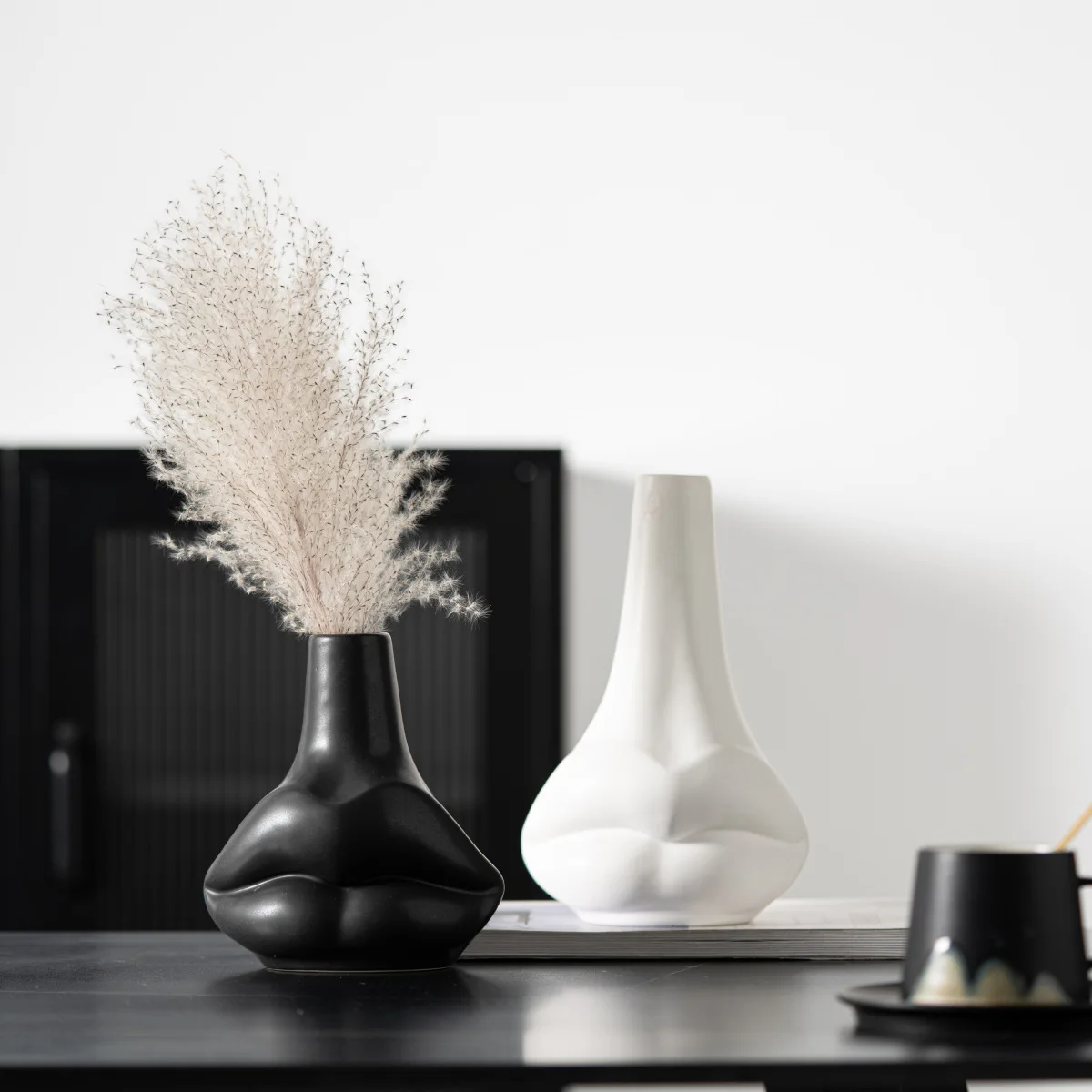 

2023 New Arrival Nordic Creative Lip shape Black White Morden Ceramic Vase