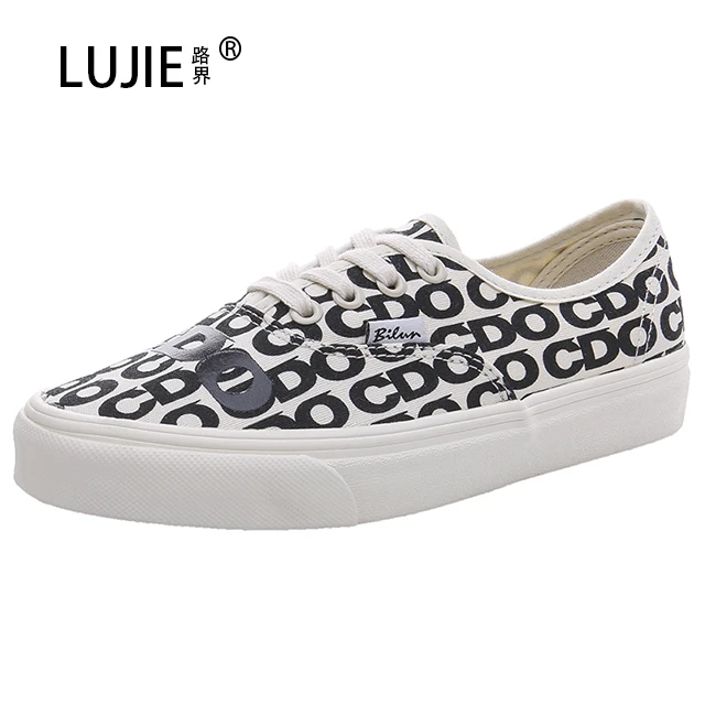 

2020 fashion non-slip rubber soles Letter Large size canvas shoes with lace-up skateboard school shoes