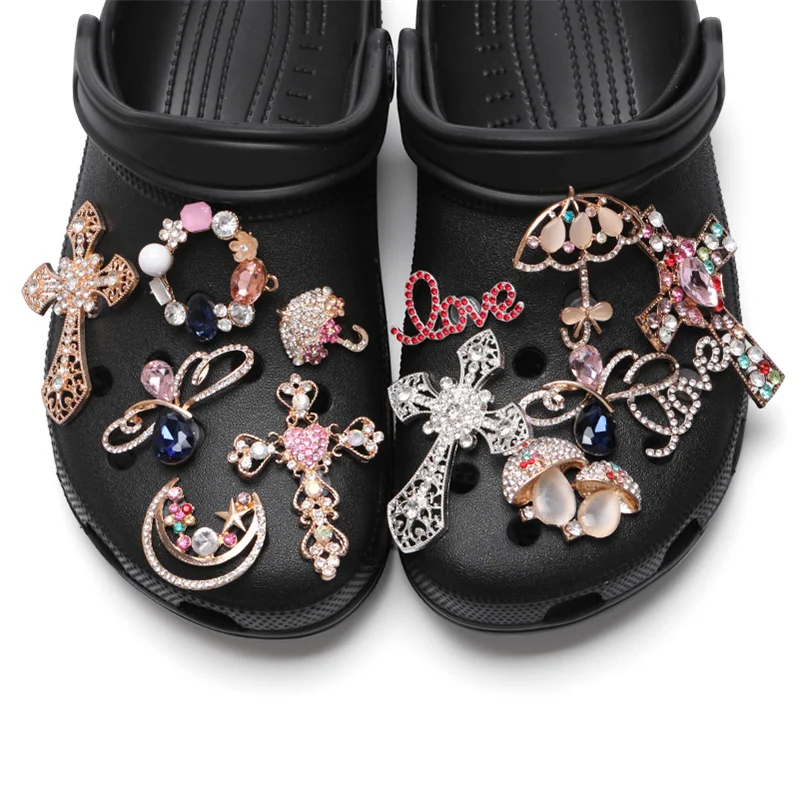 

2021 Luxury Designer Diy Custom Clog Shoe Charms Decoration Accessories For Bling Charms