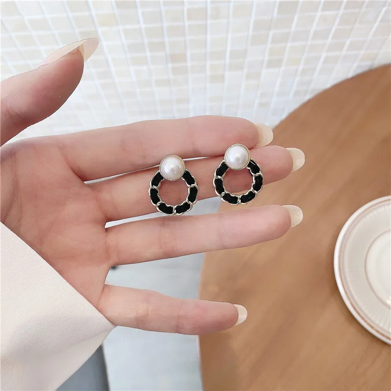 

S925 silver needle French retro Hepburn style earrings female personality chain round earrings wild temperament pearl earrings