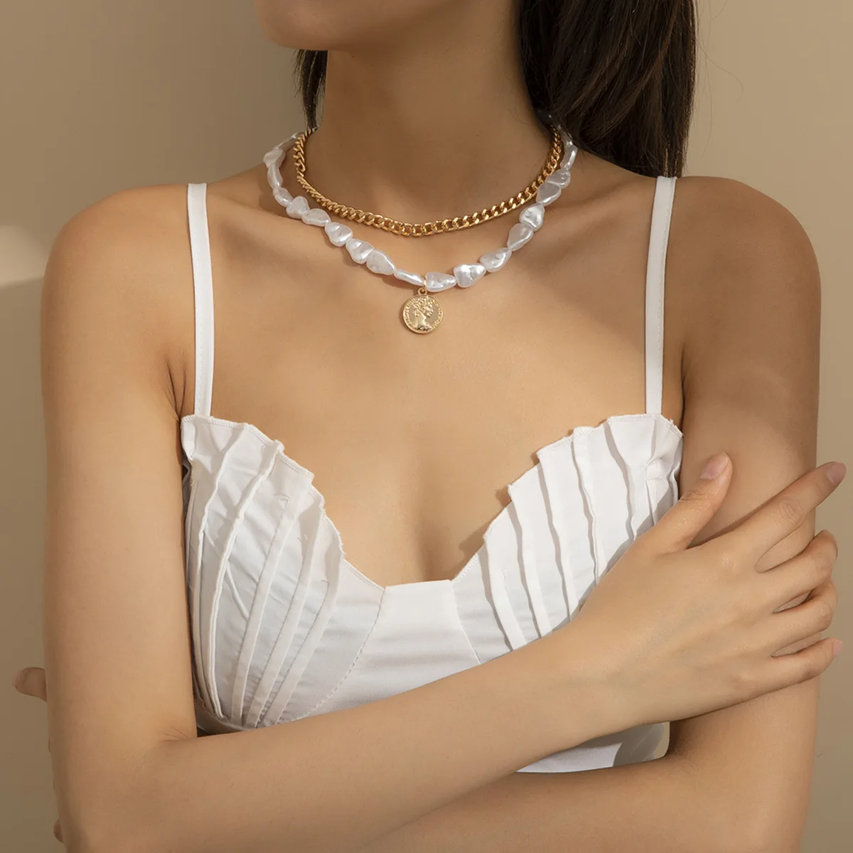 

French Design Fashion Double Layer Simple Style Jewelry Irregular Pearl Necklace Coin Pendant Necklace For Women, Picture shows