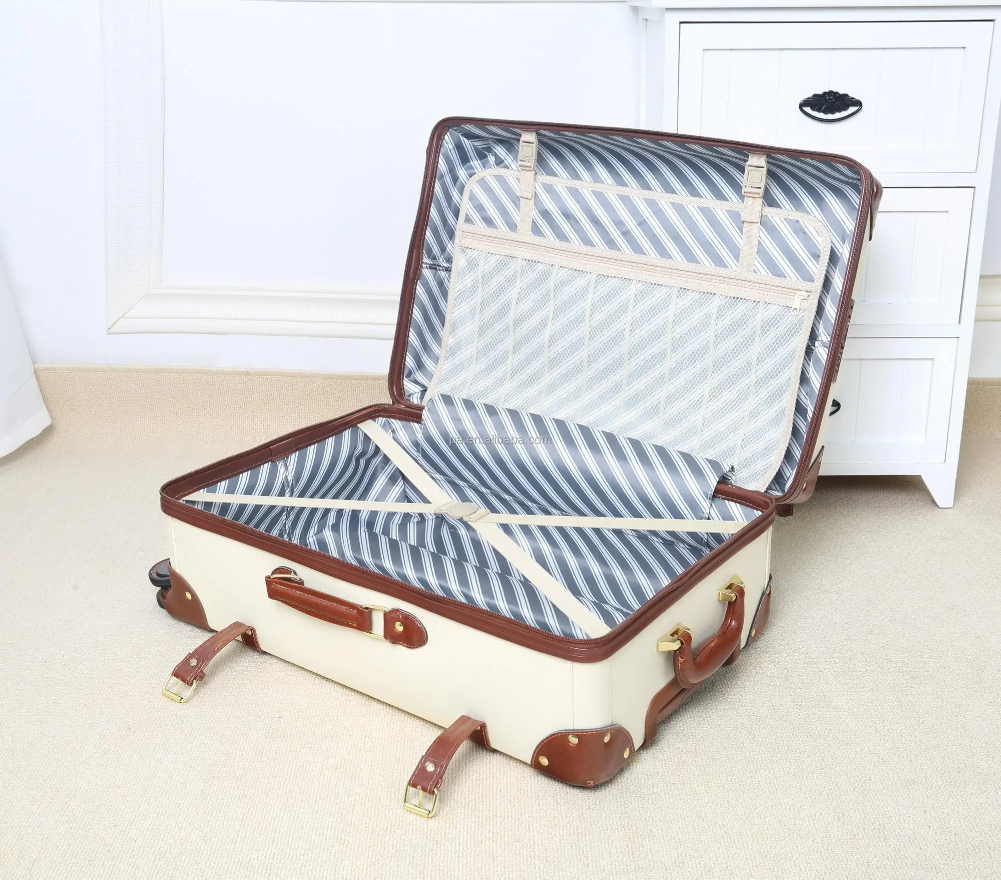 JX19-P257. INSIDE.jpg