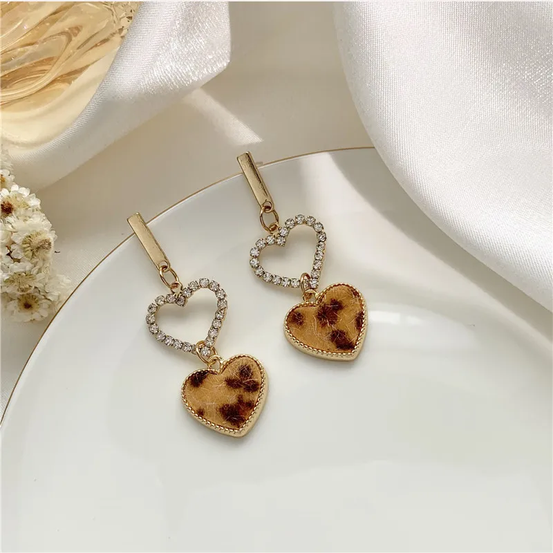 

New diamond-studded leopard-shaped heart-shaped earrings temperament simple earrings golden personalized earrings jewelry, Gold