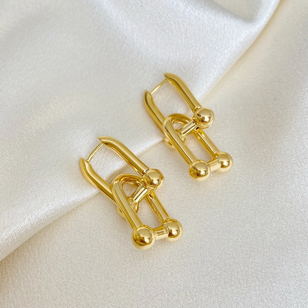 

Fashion horseshoe buckle design niche metal earrings girlfriends simple titanium steel gold-plated earrings jewelry 2024