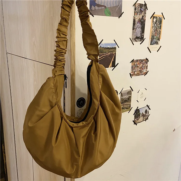 

2021 fashion Leaf Bag Han Edition Cloud crossbody Bag small mini flap beach bags for woman, Black