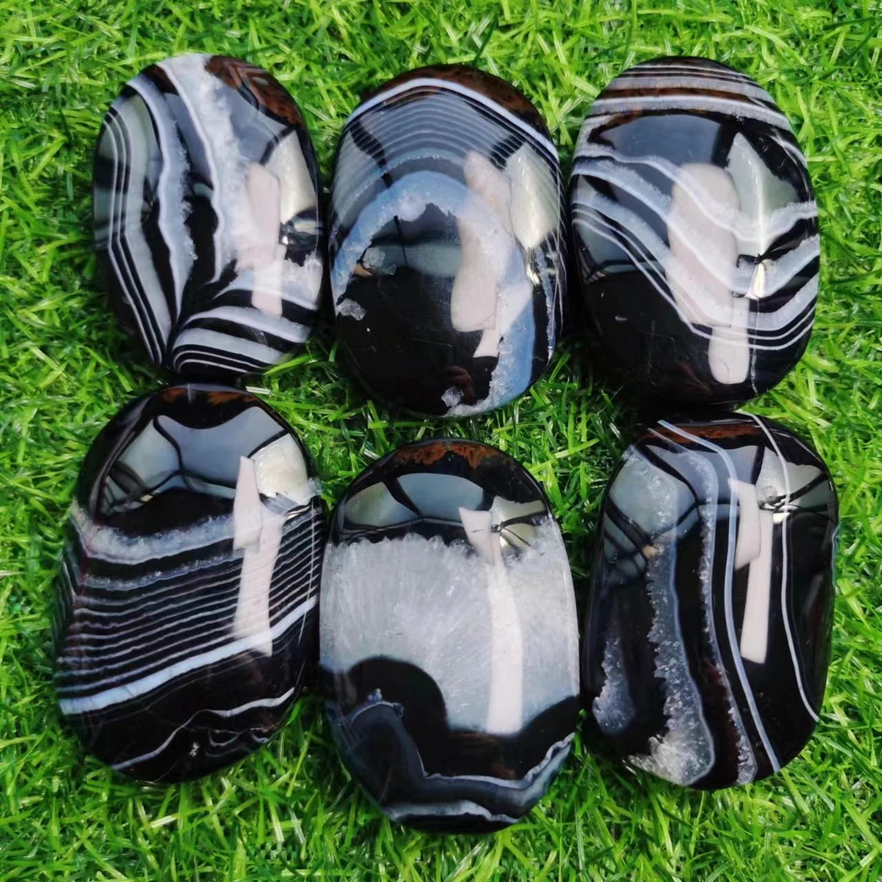 

Wholesale Natural Crystal Healing Stone Crystal Palm Black Lace Agate Palm For Home Decoration