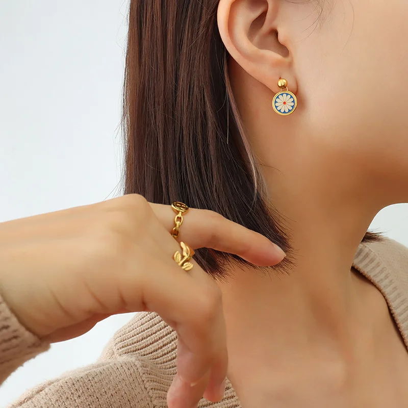 

Fashion Gold Plated Stainless Steel Round Shape Little Daisy Dripping Oil Women Stud Earrings