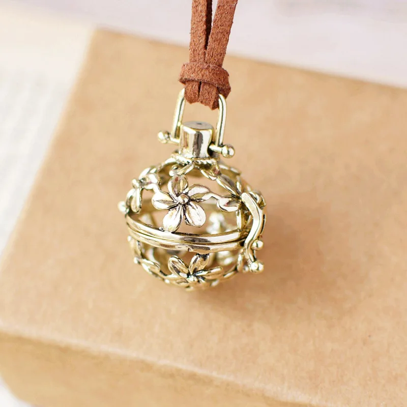 

Hollow Out Flower Can Open Pendant Aromatherapy Mini Essential Oil Fragrance Diffuser Necklace