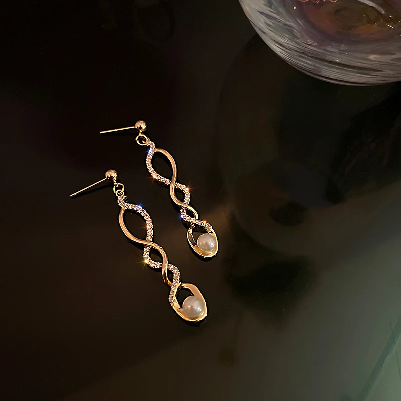 

trendy fashion crystal spiral statement pearl earrings