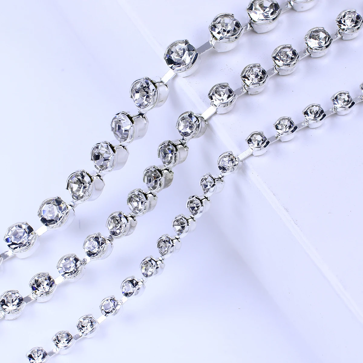 

Dongzhou 2.5 MM Square base Crystal cupchain SS8 Sliver plating Rhinestone Cupchain Trimming strass for Clothes Dresses