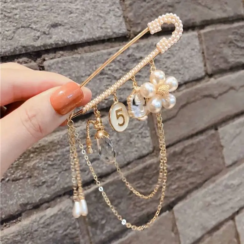 

Brooch Pin for Women Brooches Trendy CC Jewelry Accessori Crochet Tassel Wholesale Brooch Pearl