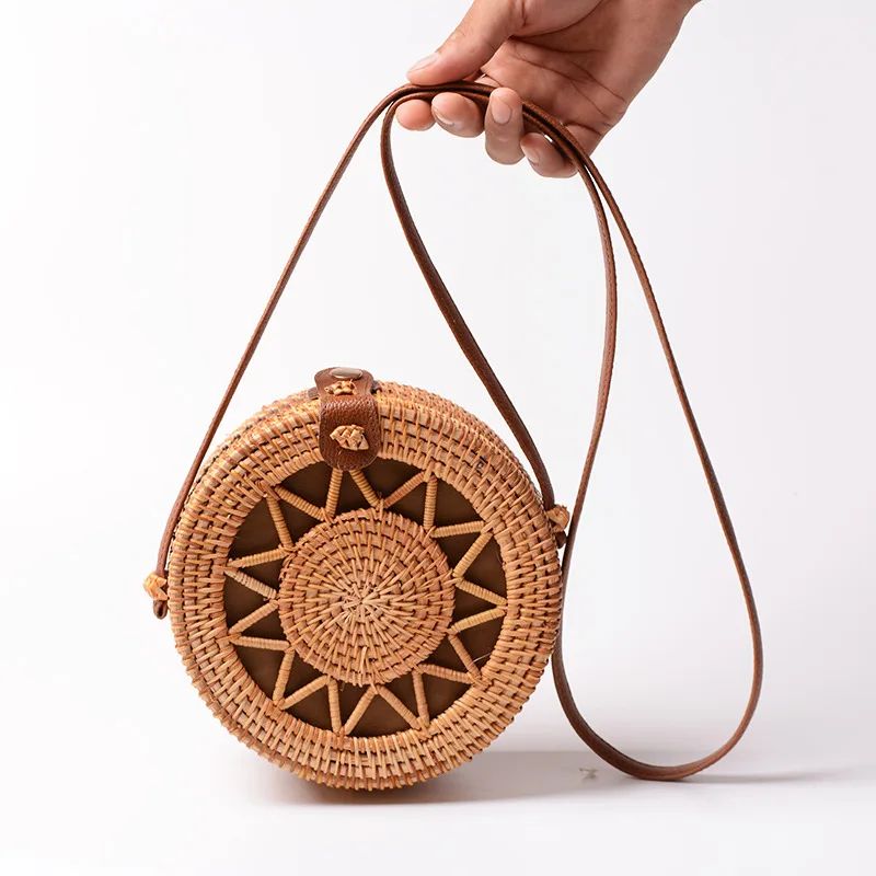 

Rattan Hand Woven Boho Circle Crossbody Purse For Women Shoulder Crossbody Wicker Purses Summer Straw Bag With Flower Pattern, Customized