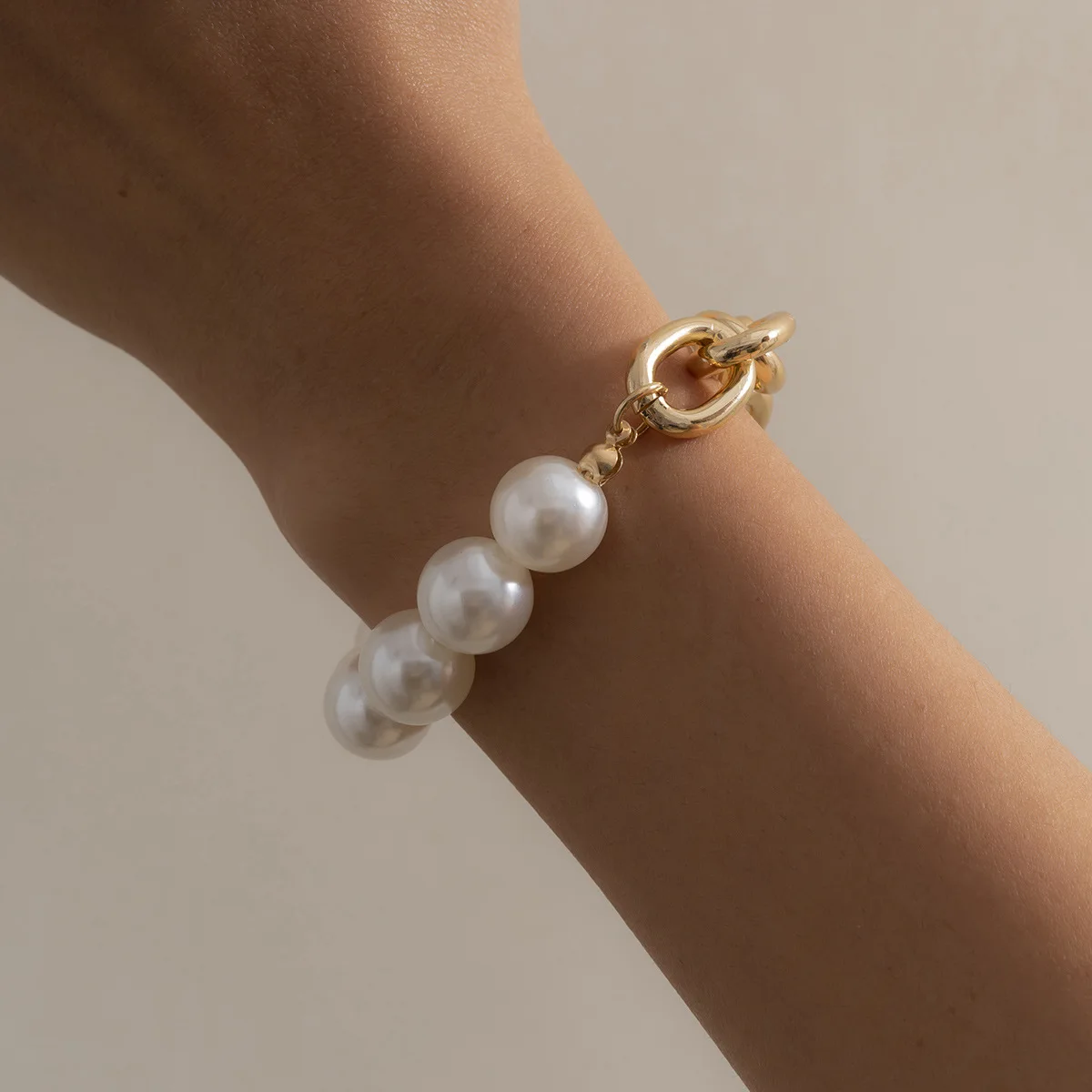 

Punk Metallic 18K Gold Plated O Shape Link Chain Bracelet Large Imitation Pearl Beaded Bracelet For Ladies