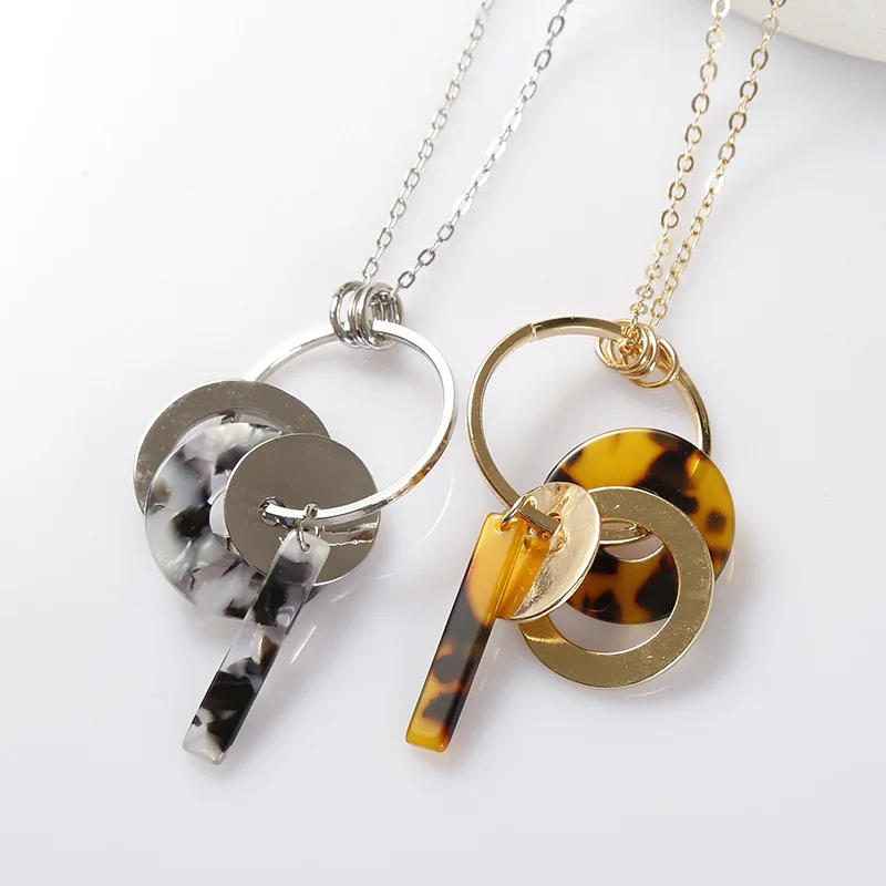 

Acrylic Acetate Plate Leopard Pattern Necklace with Channeling Alloy Pendant
