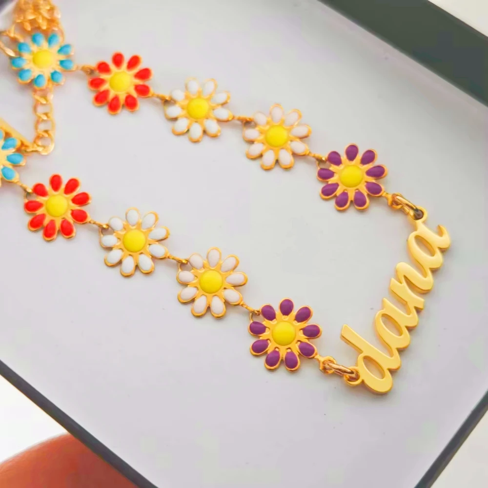 Qiuhan Stainless Steel Cute Gift for Girls Colorful Enamel Daisy Charm Personalized Letter Bracelet DIY Custom Name Bracelet