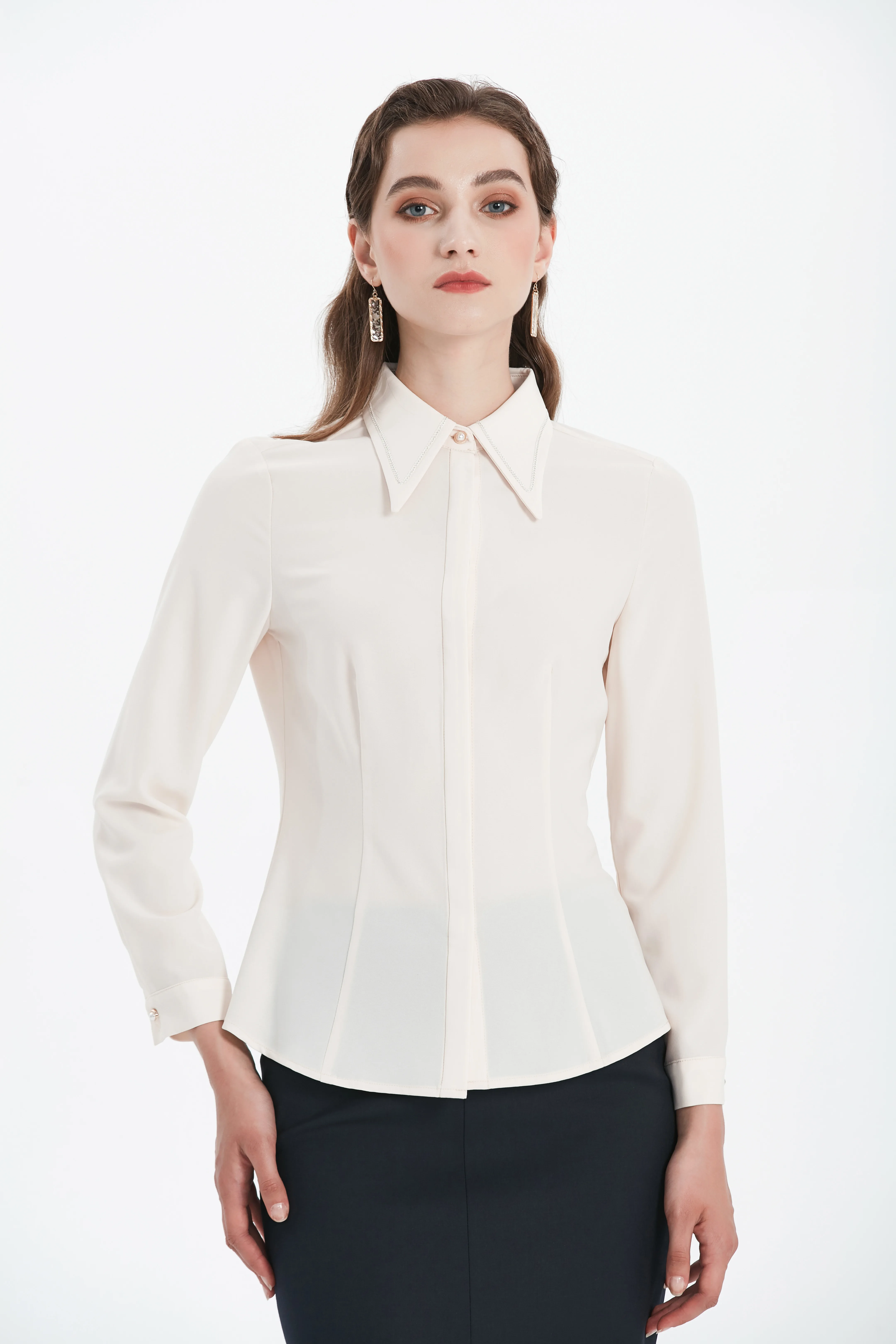 产品名称 精致珍珠纽扣老款翻领米色女式衬衫 样式描述 领结领口水晶