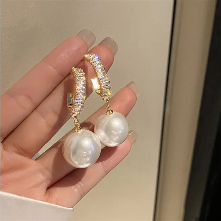 

European and American fashion earrings 925 silver needle zircon pearl earrings simple wild retro diamond ladies earrings, As the picture show