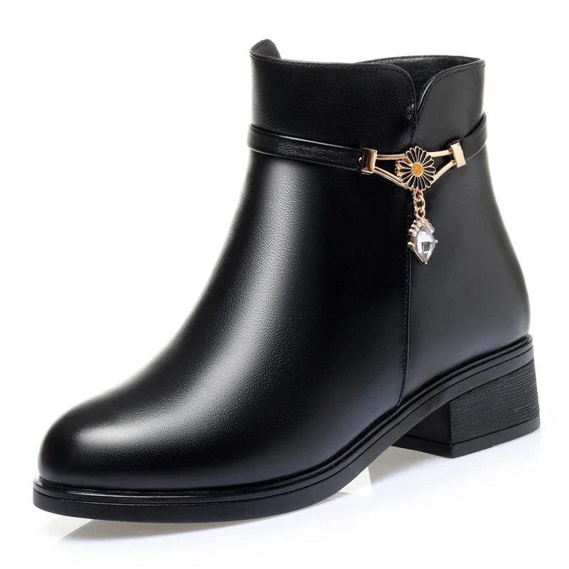 

Winter middle-aged and elderly flat-heeled soft-soled short boots flat-soled leather shoes and velvet boots