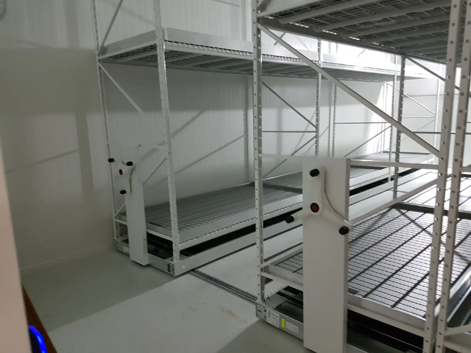 2x2 ebb and flow trays flood rolling tables vertical grow racks