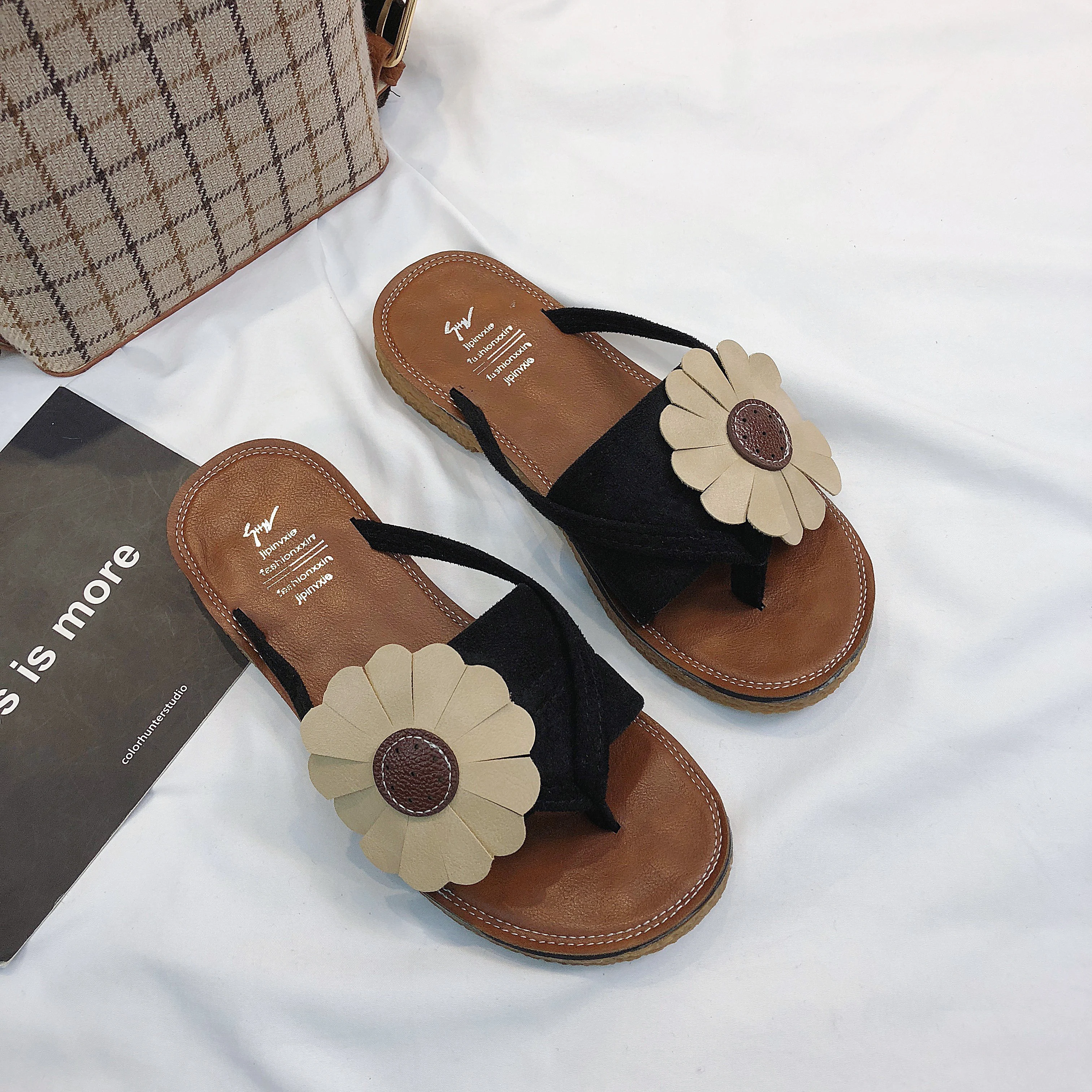 

Ladies flat flower flip flops beach slippers