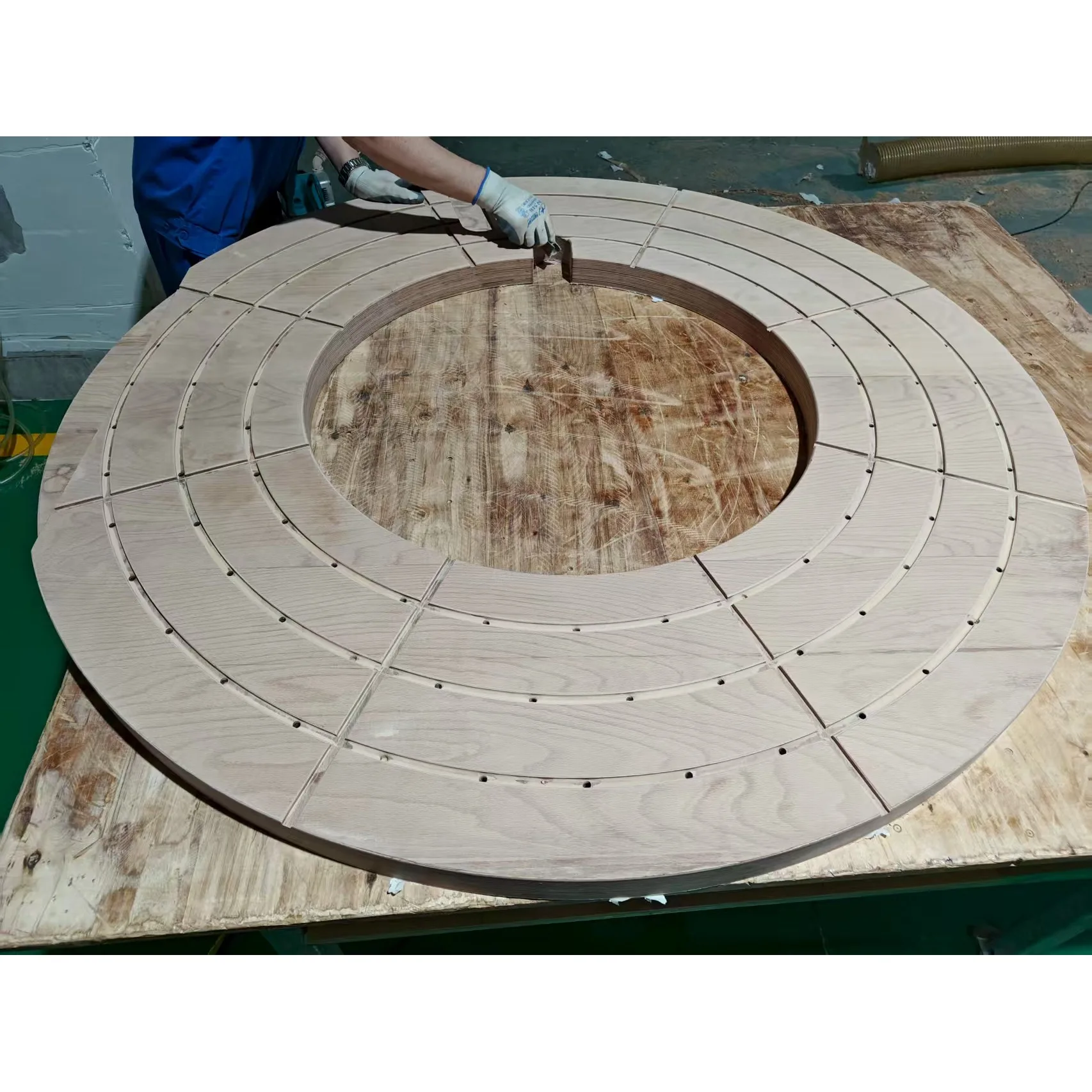 Oil-immersed transformer with beech electrical laminated wood support plate for base