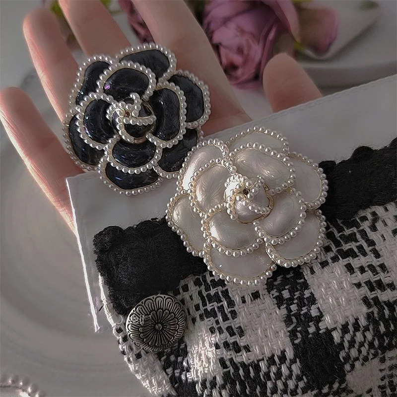 

New 2021 Retro Design Sense Of Dripping Oil Tie Vintage Brooch Pins Brooch Bouquet Fabric Flower Shaped Brooch