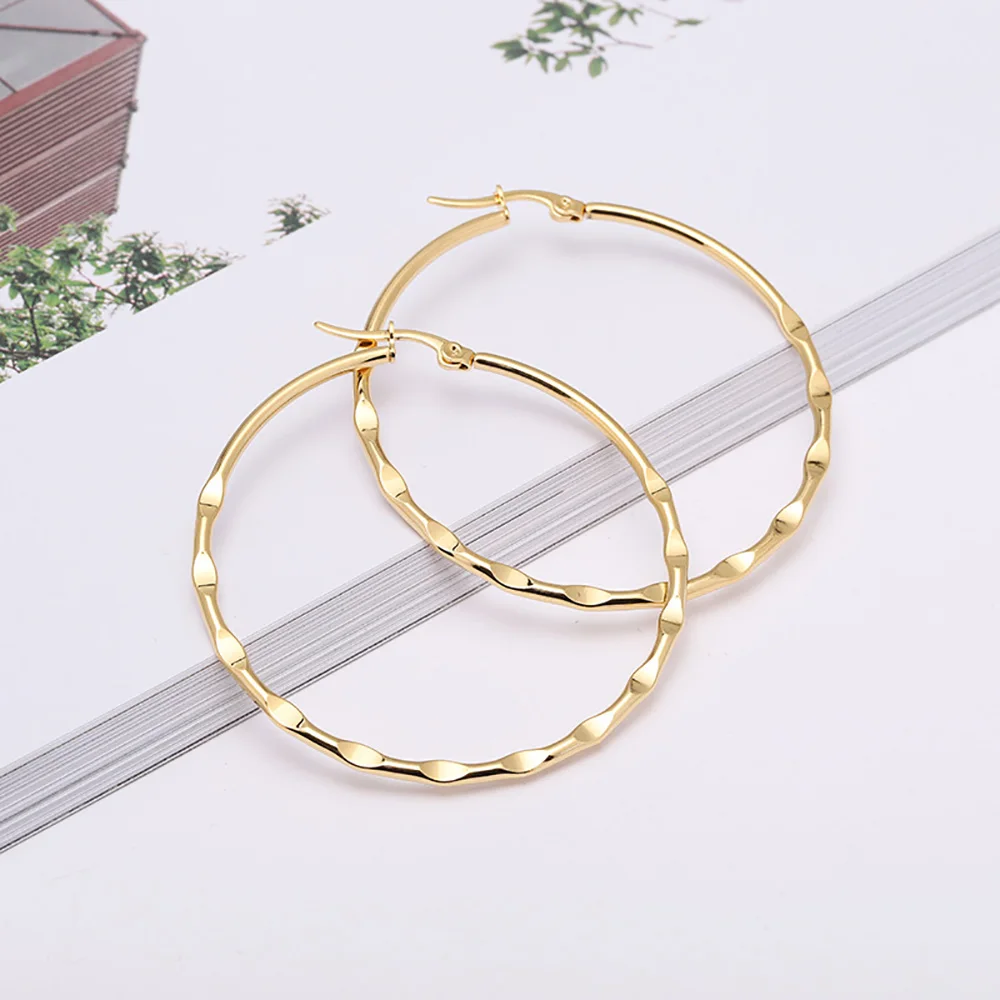 

2021 orecchini cerchio donna women fashion trend stainless steel big round embossed hoop earrings in stock