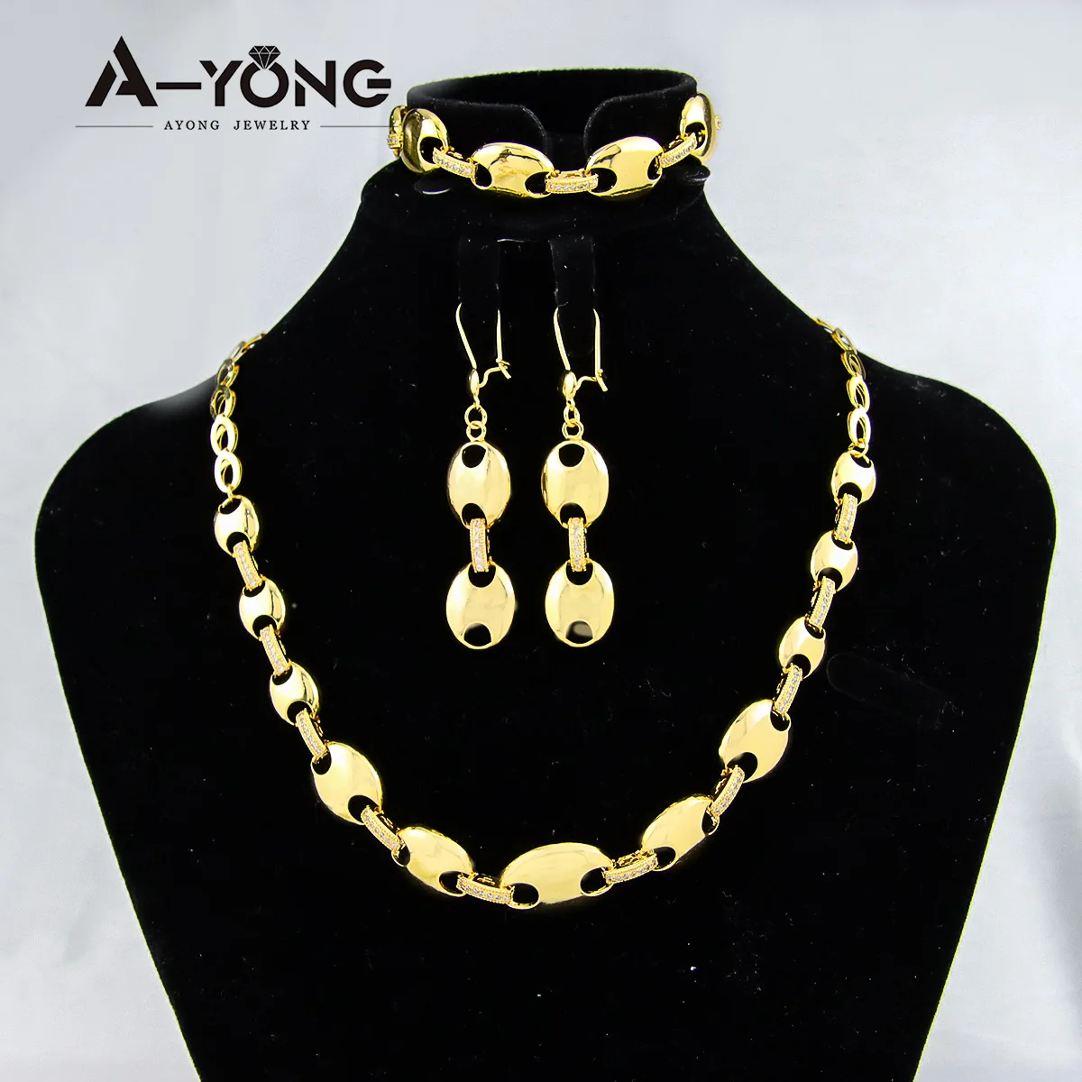 

Luxury Gold Set Jewellery Dubai Gold Jewelry Pig Nose Necklace Earrings Bracelet Dubai Jewelry Set