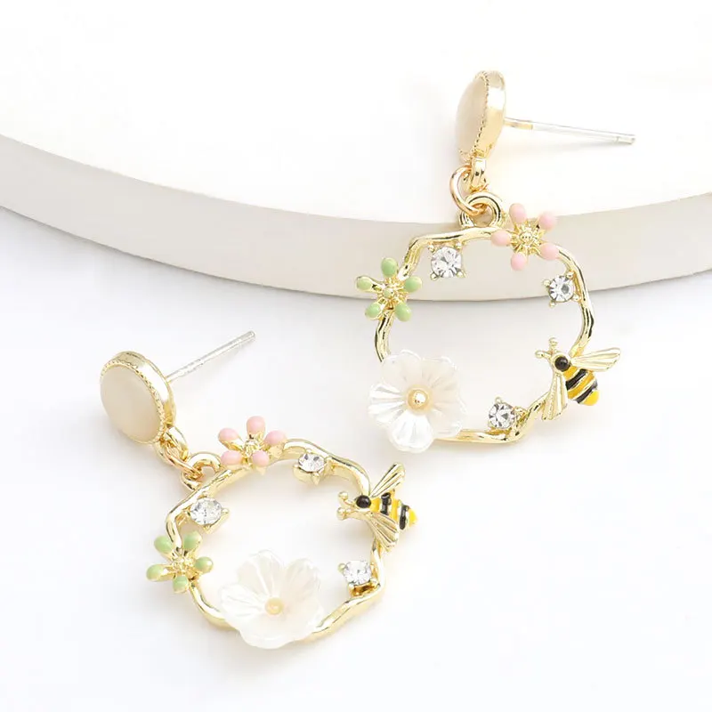 

Japanese Style Vintage Gold Tone Bee Flowers Earrings Geometry Crystal Rhinestone Resin Hoop Earrings For Women