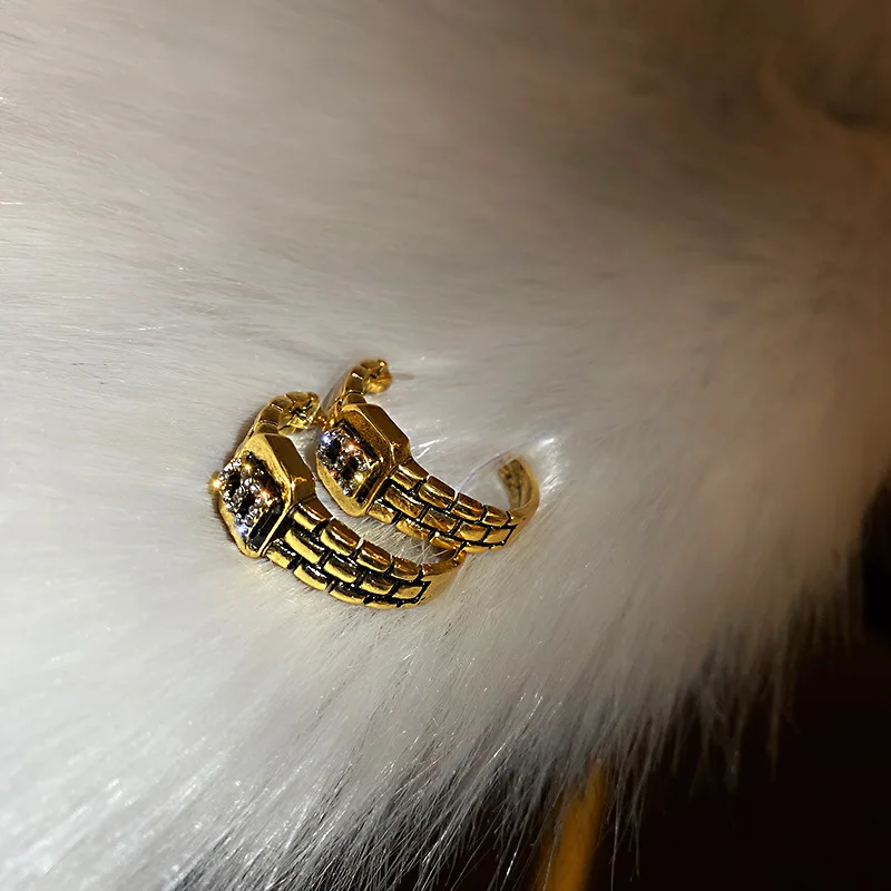 

2021 fashion gold plated crystal c earring for women