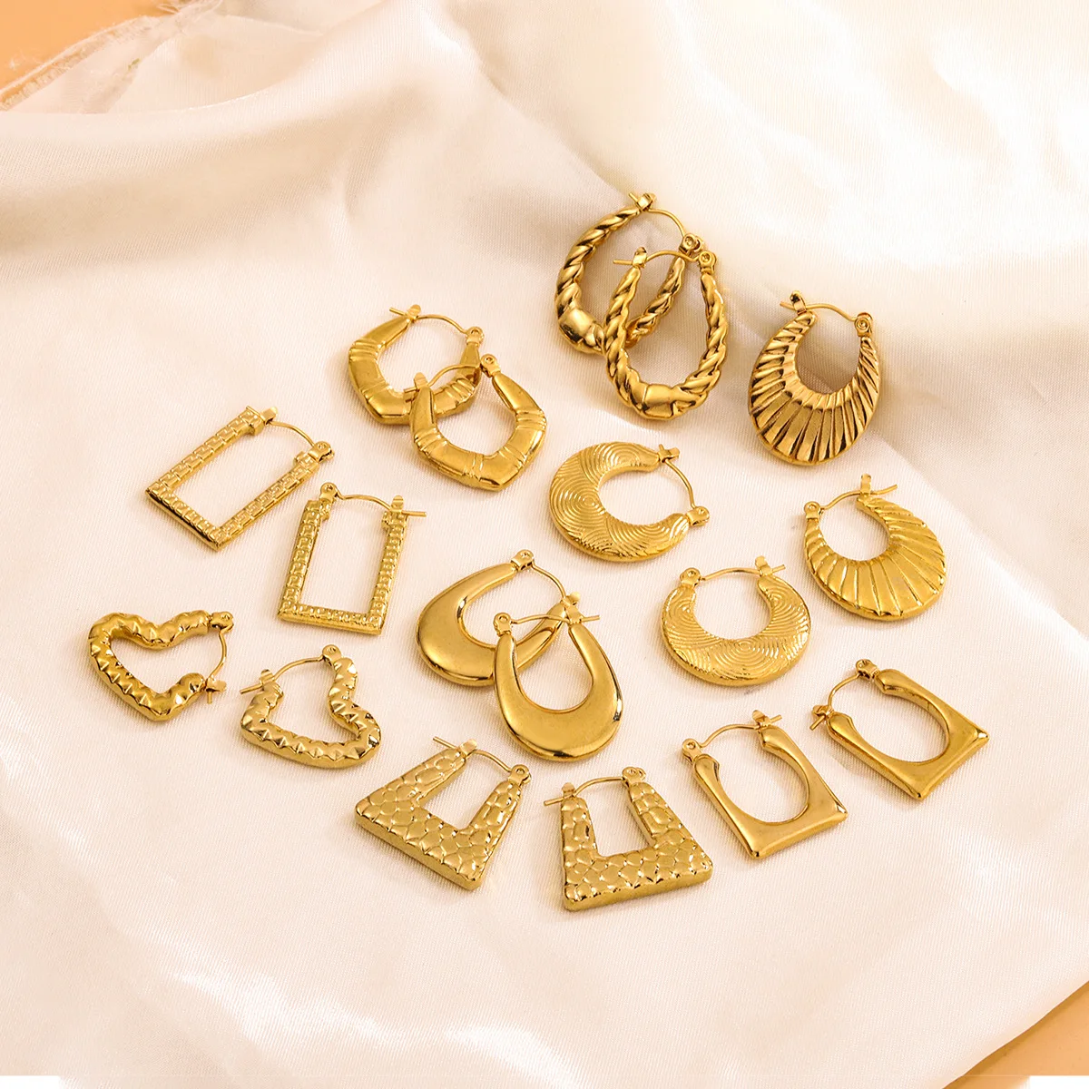 

Wholesale Minimalist Stainless Steel 18k Gold C Huggie Hoop Clip On Earrings Women Heart Stud Earrings Jewelry For Gift