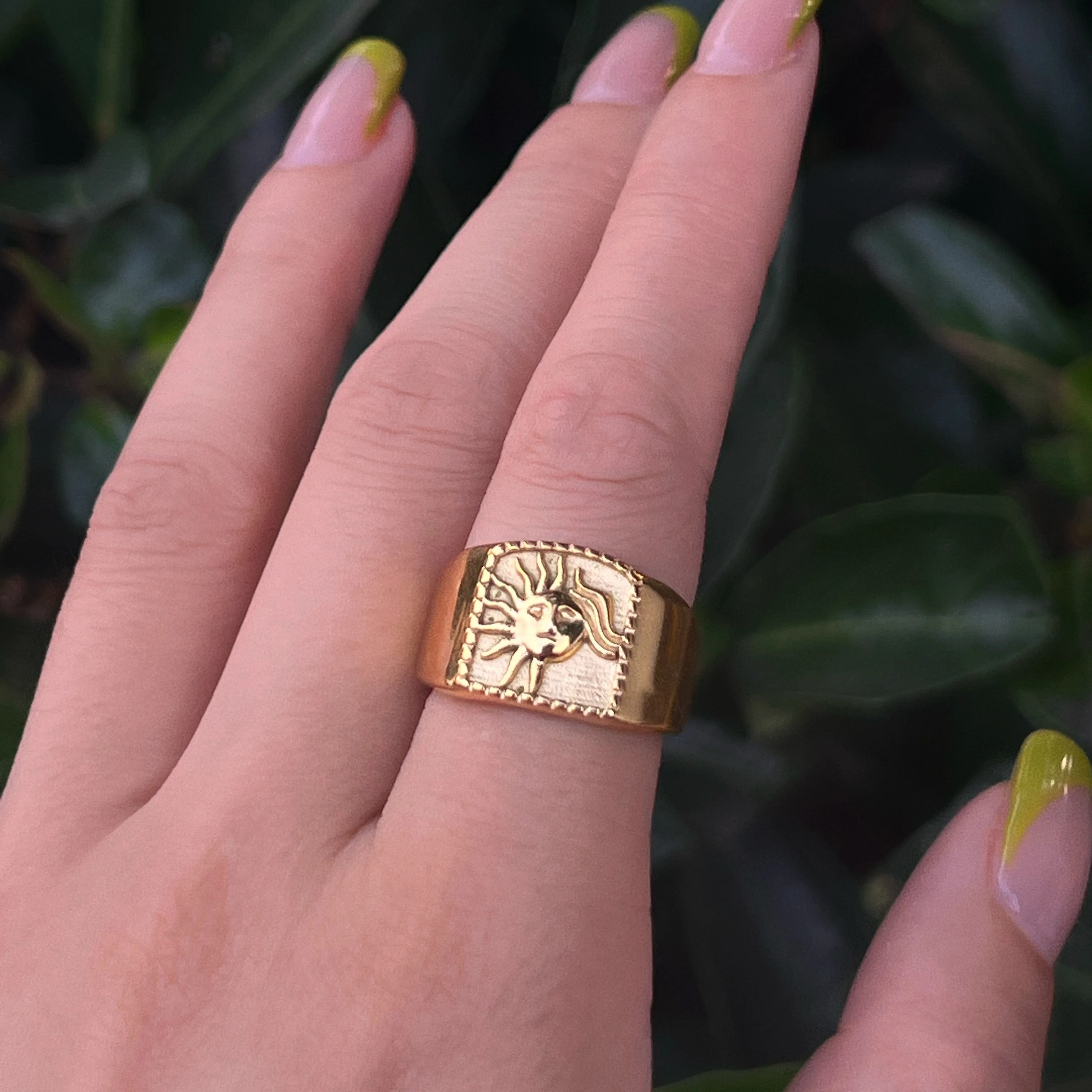 

2024 Dazan New 18k Gold Plated Stainless Steel Tarnish Free Waterproof Vintage Medieval Sun Embossed Design Ring For Women
